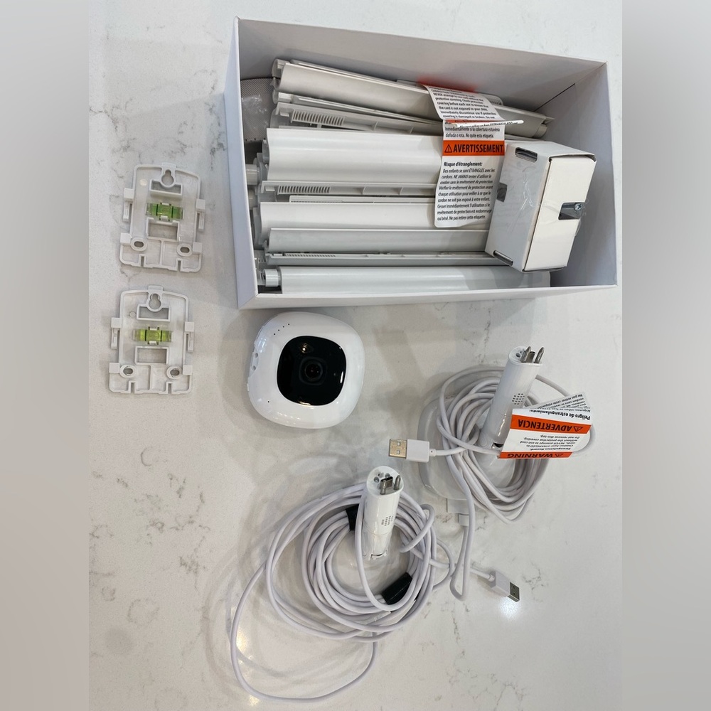 Nanit with 2 wall mounts